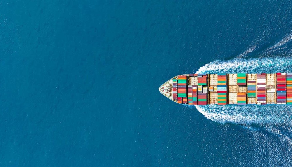 เรือที่อยู่ในกลางมหาสมุทรพร้อมตู้คอนเทนเนอร์บนเรือ