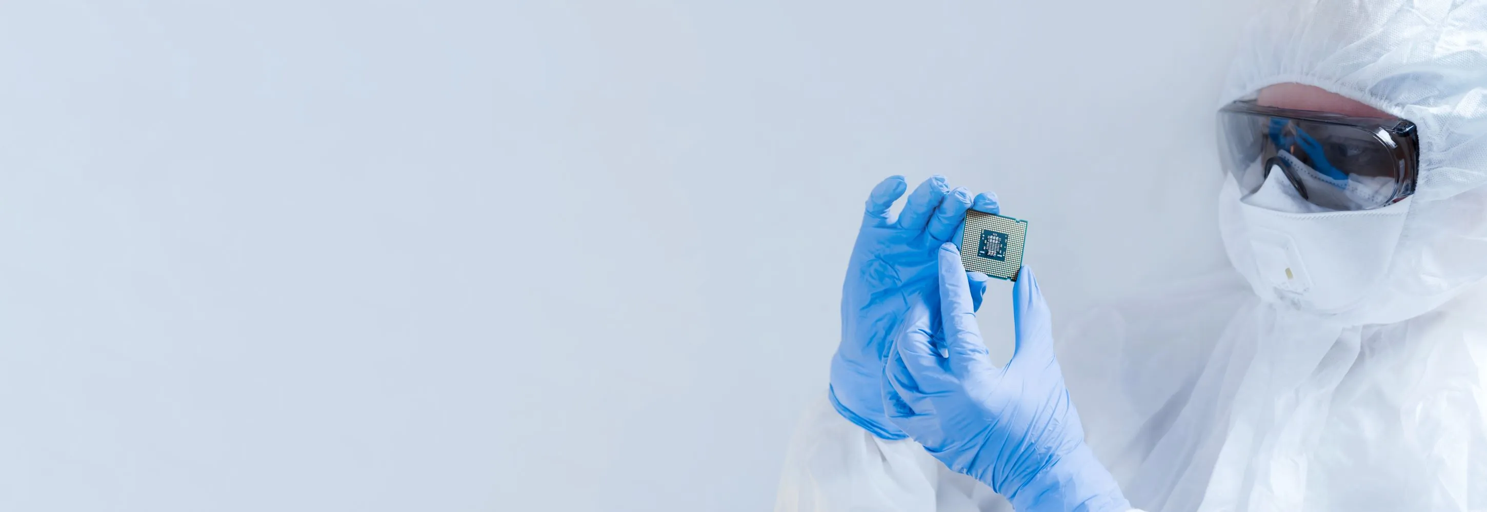 Nahaufnahme eines neuen Halbleiter-Mikrochips in der behandschuhten Hand eines Informatikers. Moderne Technologie und Hardware-Entwicklung.