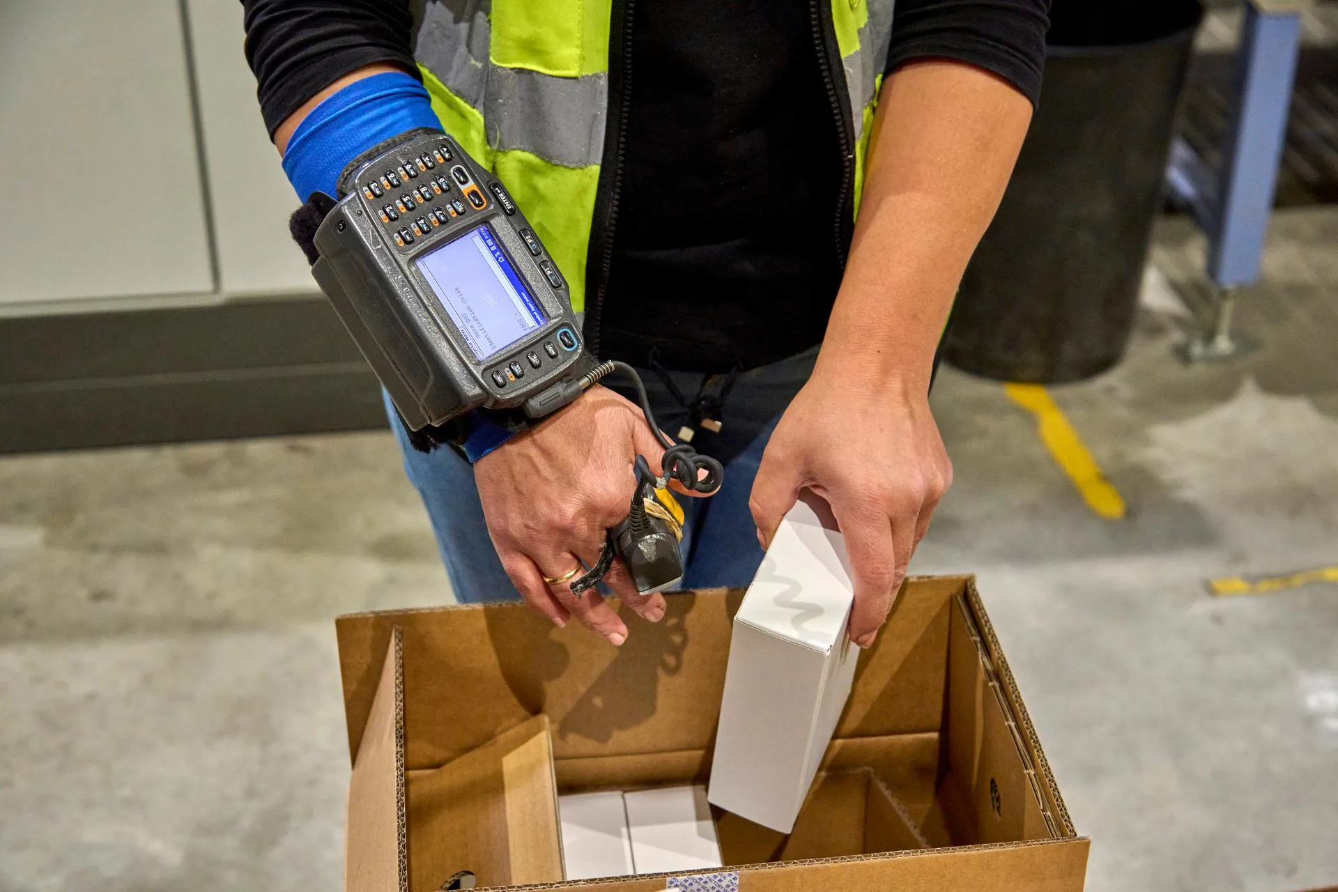 Arm wearable mobile computer for returns solution