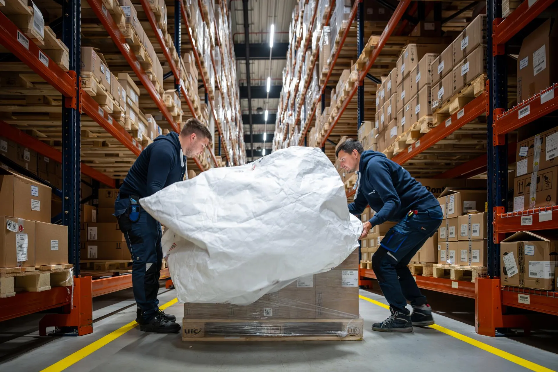 Matej_Repnik_and_Simon_-ibert_are_covering_the_medication_with_a_thermal_blanket_7671