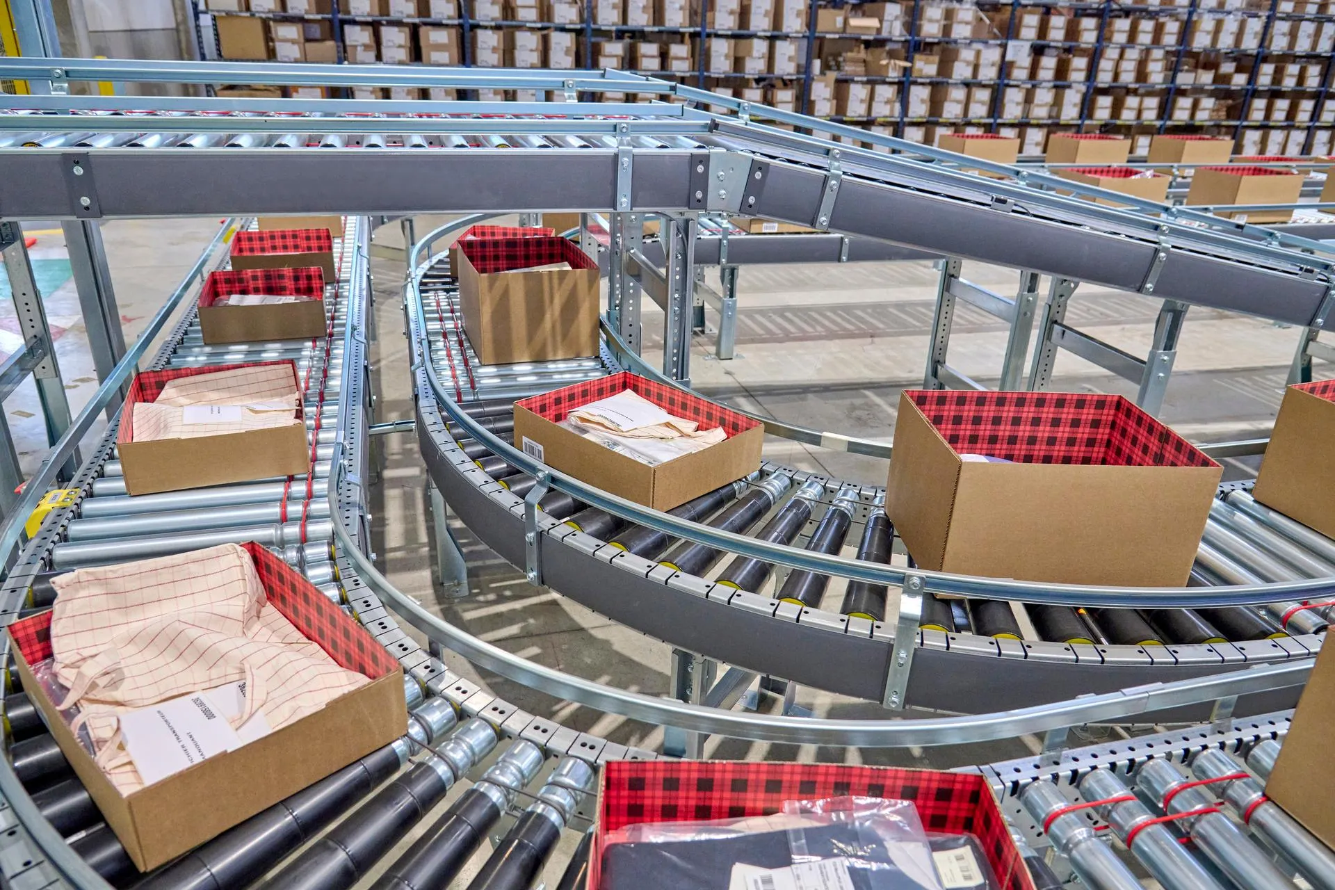 Boxes smoothly packed and moved along the conveyor belt
