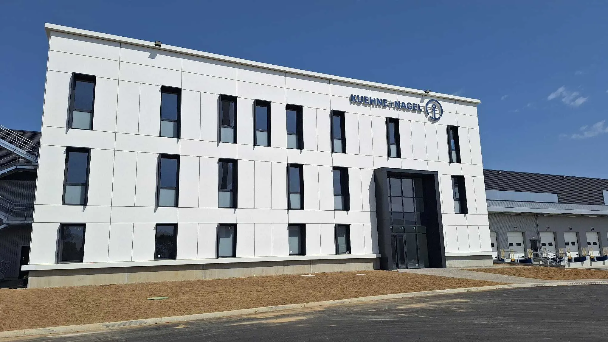 Location showing with a beautiful blue sky and perfect distribution centre 31 Toulouse