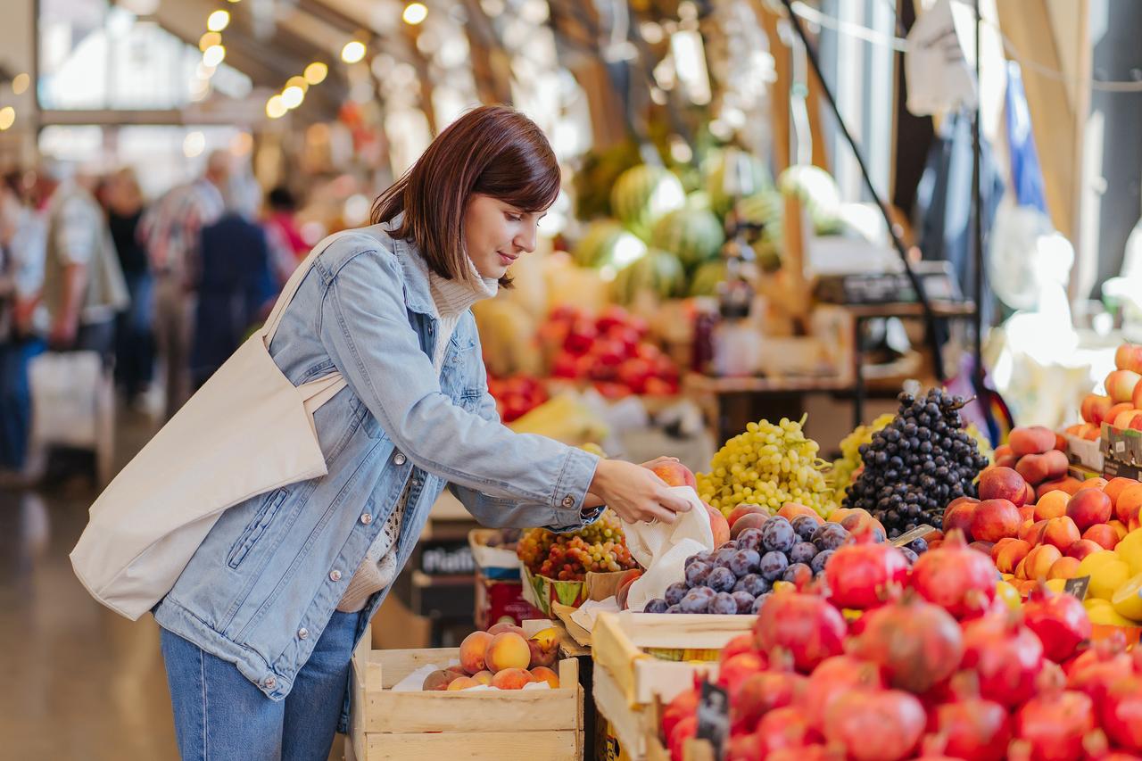 shipping in reefer containers, lady at the market choosing fruits