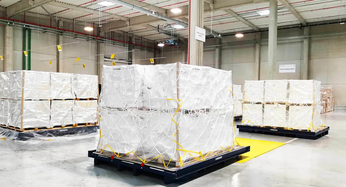 Transport of temperature-sensitive medicines, warehouse with sensitive medicines
