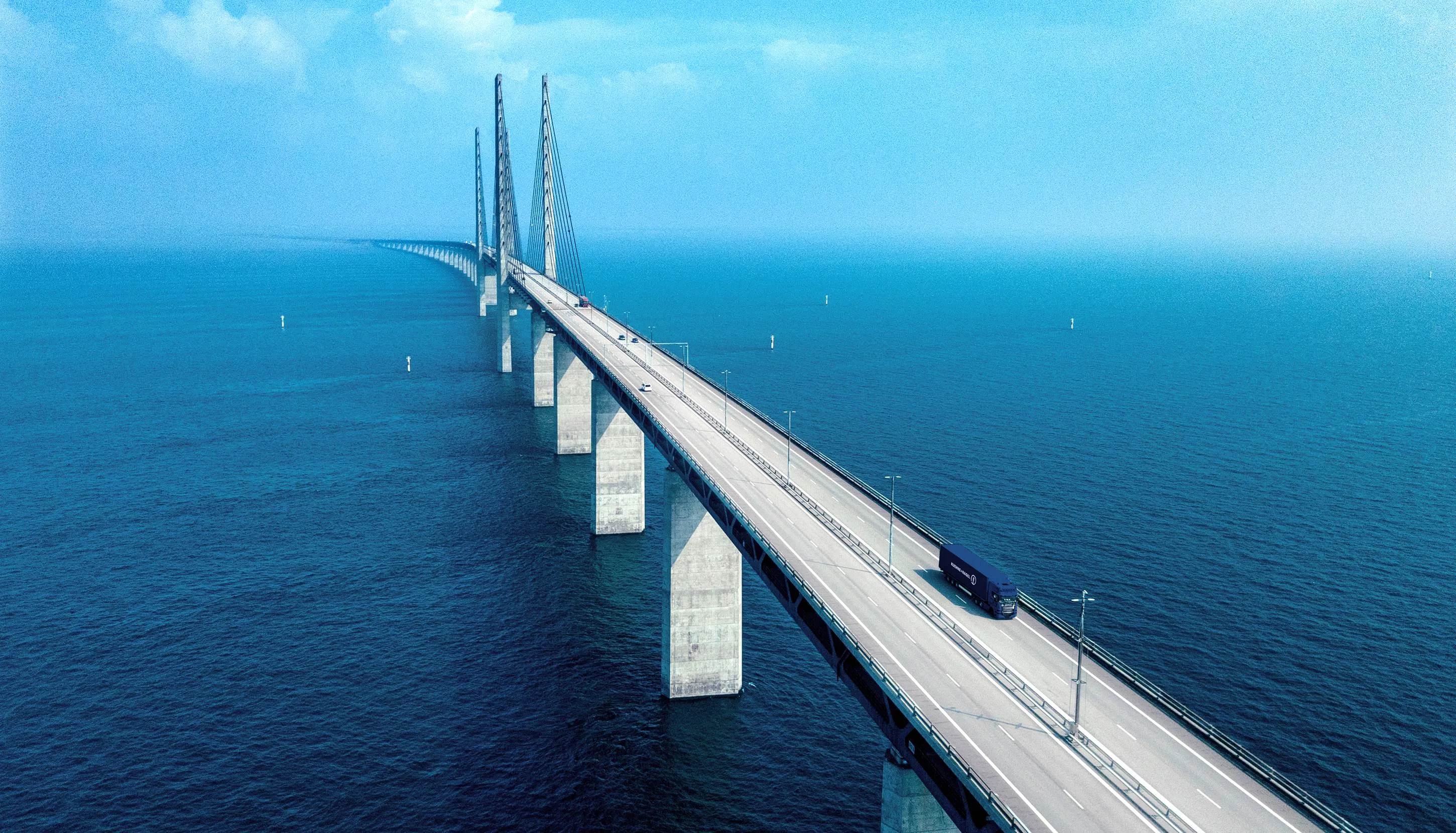 Le camion de groupage Kuehne+Nagel traverse le pont suspendu.