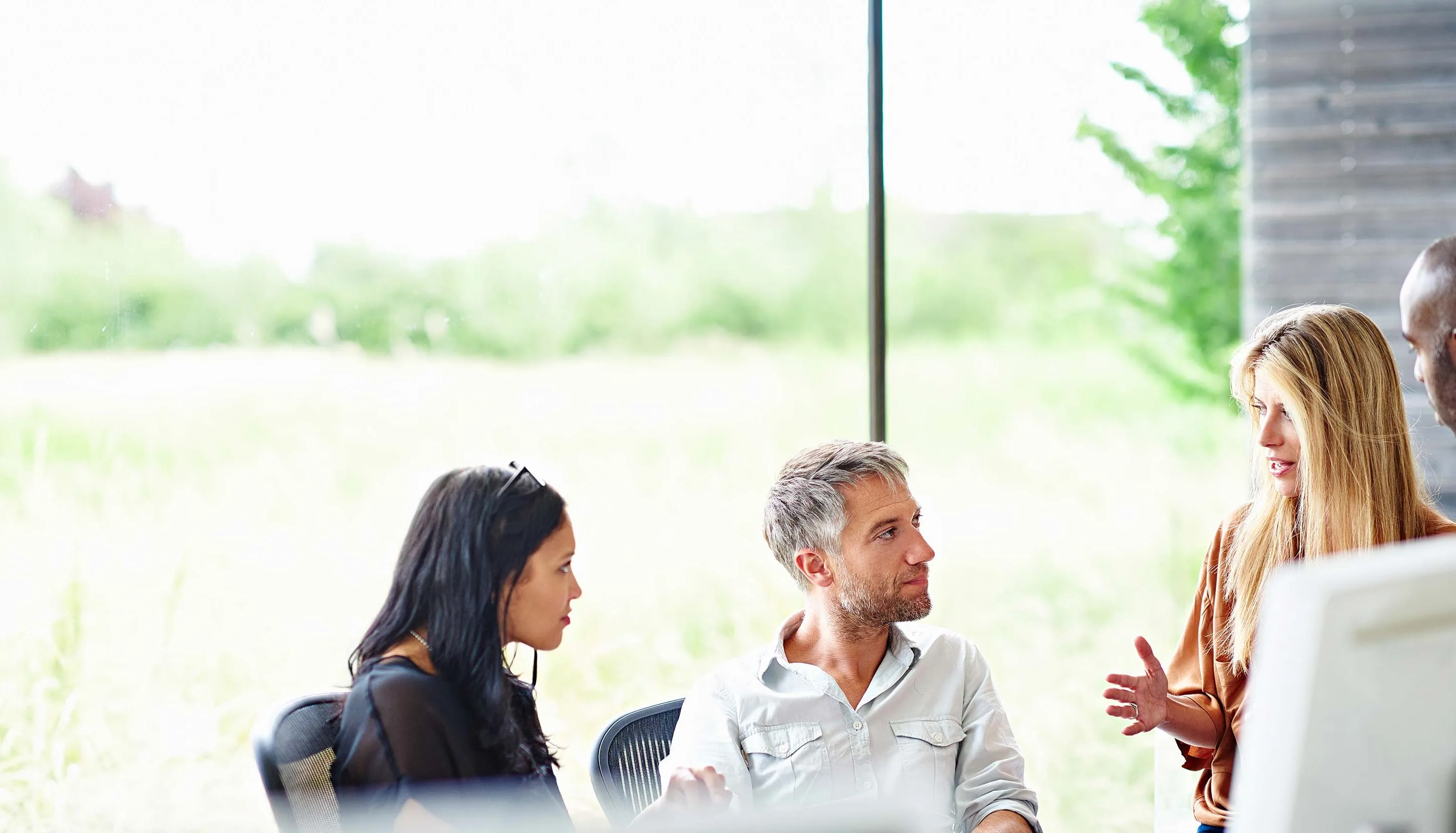 Grupo de pessoas em uma reunião de escritório com rostos desfocados