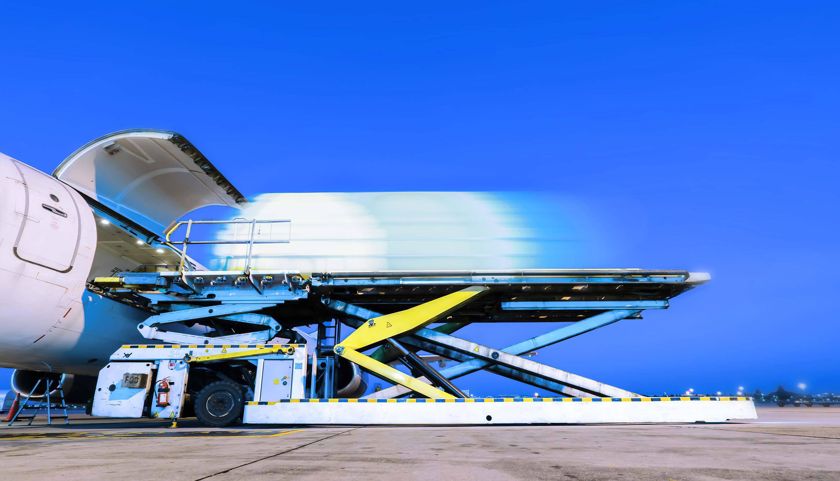 Một đoạn video tua nhanh quá trình xếp hàng hóa lên máy bay.