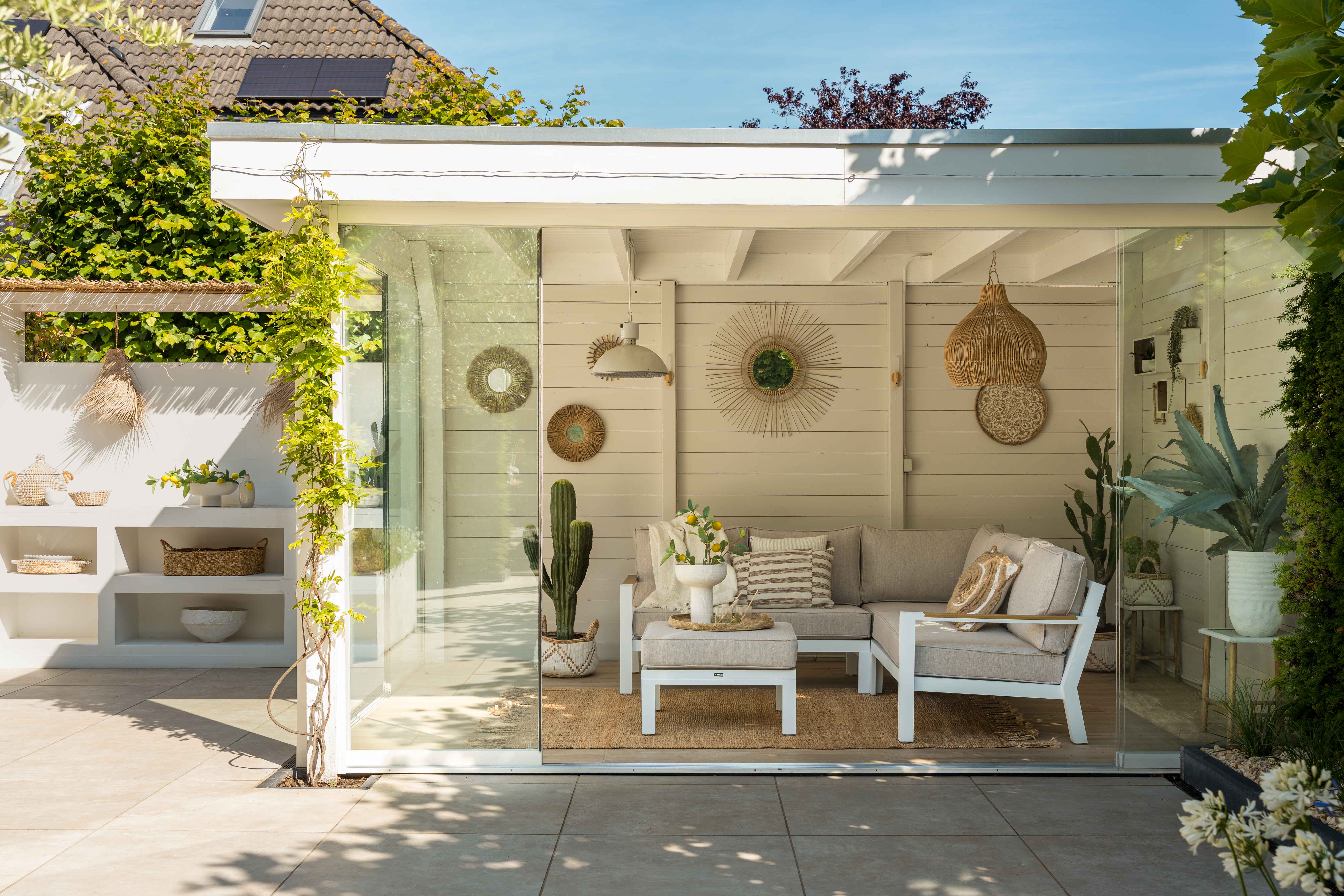 White and beige garden furniture on a terrace by Tuinmeubelshop