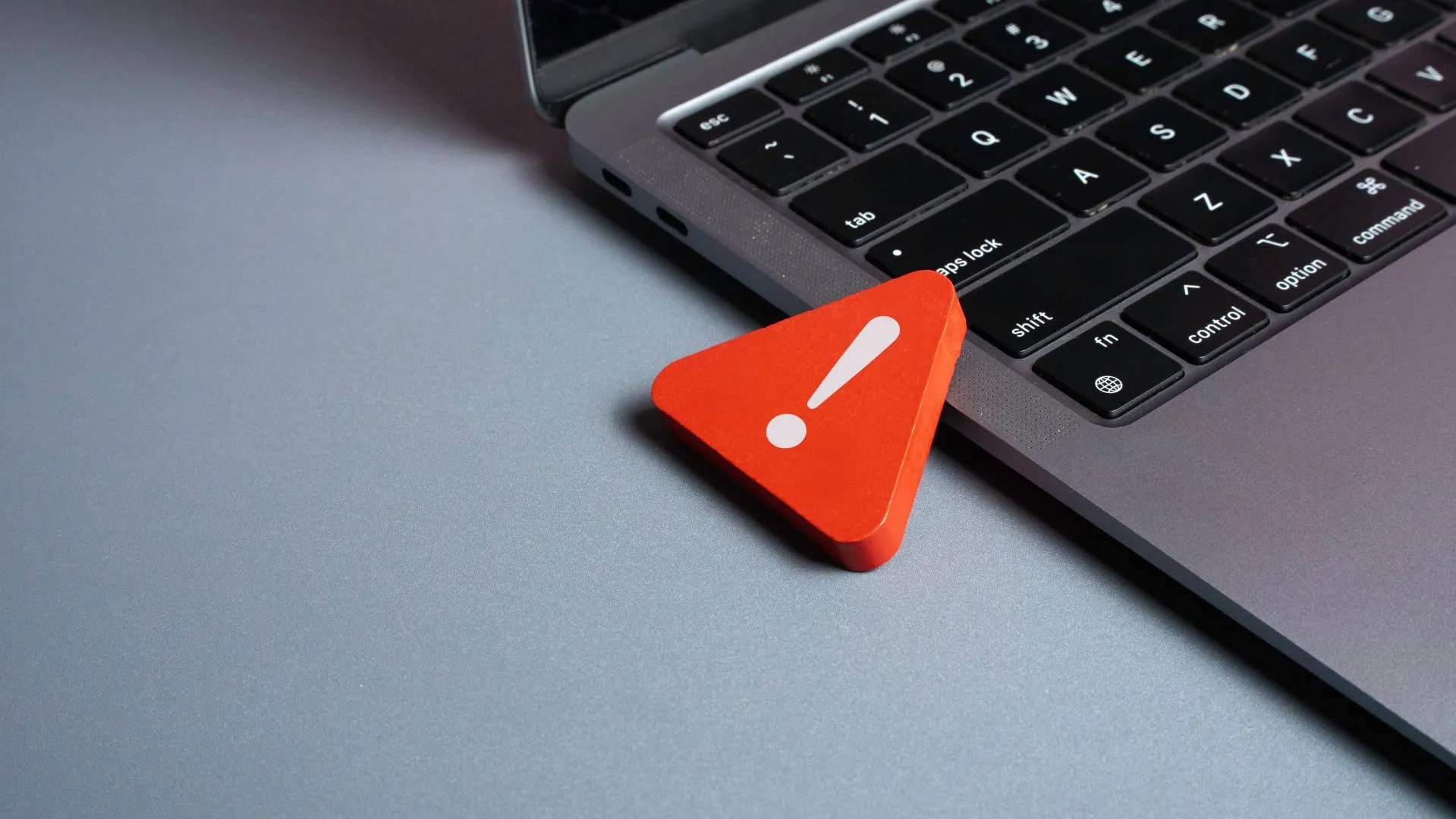 Red warning triangle on laptop (1)